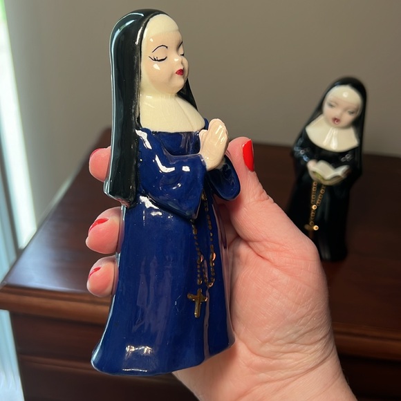 Vintage Handpainted Kitsch Ceramic Singing and Praying Nun Figurines - Picture 10 of 14